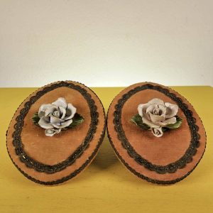 coppia di quadri vintage in velluto con fiore in porcellana realizzato a mano